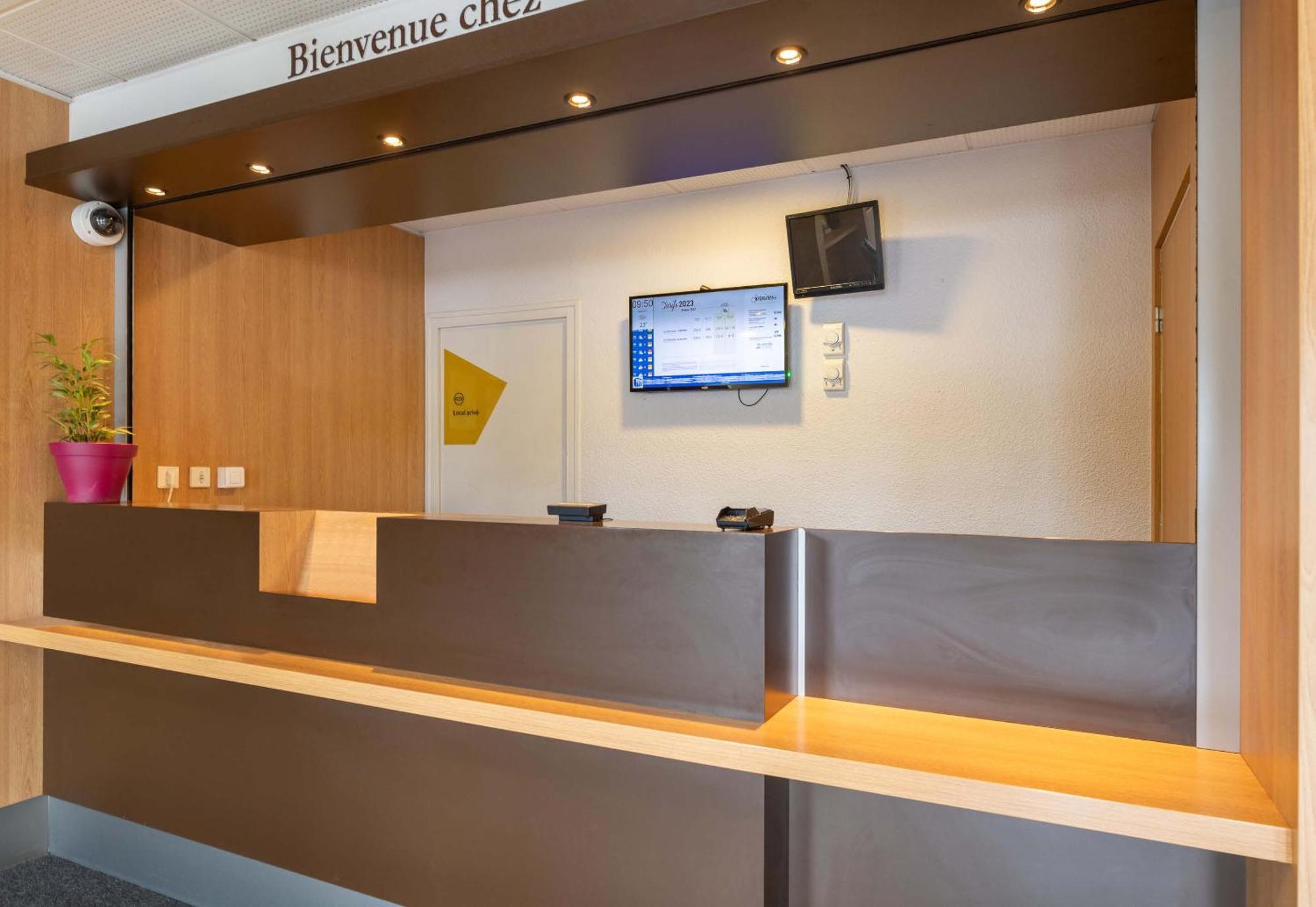 B&B HOTEL Lyon Grand Stade Meyzieu Exterior foto
